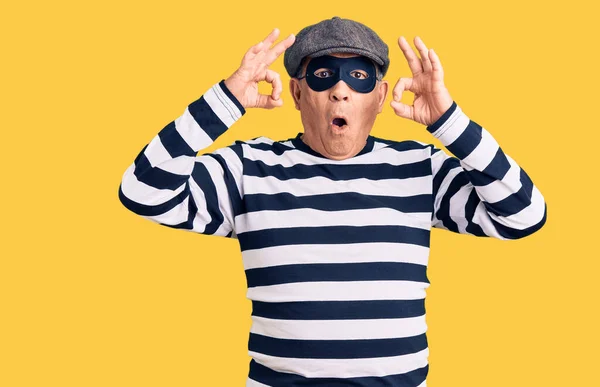 Senior Knappe Man Met Inbraak Masker Shirt Kijken Verrast Geschokt — Stockfoto