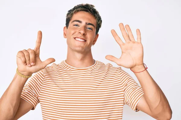 Jovem Homem Bonito Vestindo Roupas Casuais Mostrando Apontando Para Cima — Fotografia de Stock