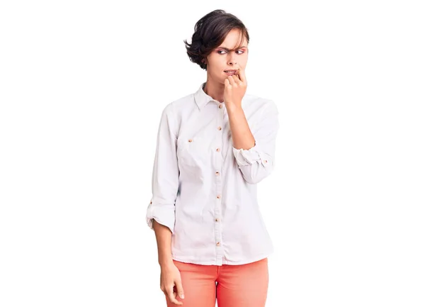 Hermosa Mujer Joven Con Pelo Corto Con Elegante Camisa Blanca —  Fotos de Stock