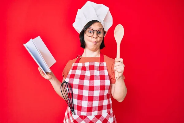 Brünette Frau Mit Syndrom Trägt Professionelle Bäckerschürze Und Liest Kochrezeptbuch — Stockfoto