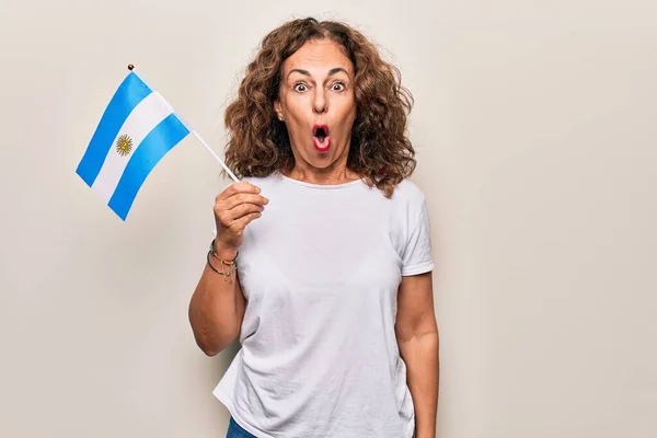 Μέση Ηλικία Όμορφη Πατριωτική Γυναίκα Κρατώντας Αργεντίνικη Σημαία Πάνω Από — Φωτογραφία Αρχείου