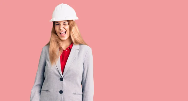 Mooie Jonge Vrouw Dragen Architect Hardhat Knipogen Naar Camera Met — Stockfoto