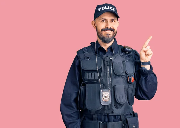 Joven Hombre Guapo Vistiendo Uniforme Policía Con Una Gran Sonrisa — Foto de Stock