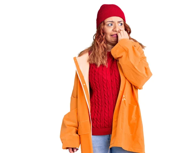 Ung Latinamerikansk Kvinna Bär Vinter Casual Kläder Ser Stressad Och — Stockfoto