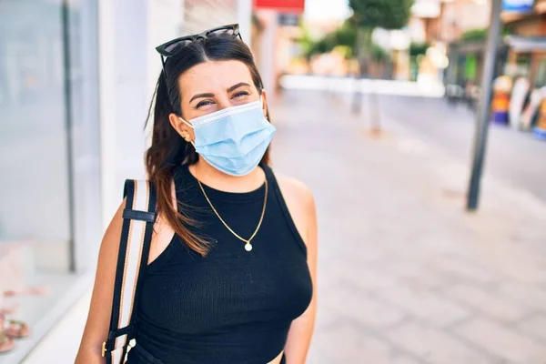 Jovem Bela Mulher Morena Usando Máscara Médica Caminhando Rua Cidade — Fotografia de Stock