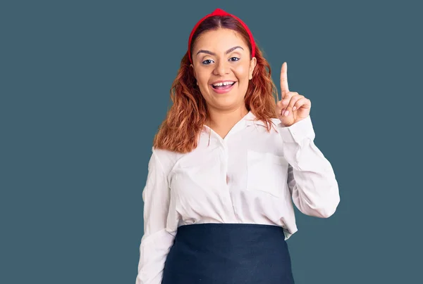 Young Latin Woman Wearing Waitress Apron Showing Pointing Finger Number — Stock Photo, Image