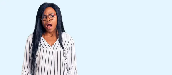 Junge Afroamerikanerin Trägt Lässige Kleidung Und Brille Schockgesicht Sieht Skeptisch — Stockfoto