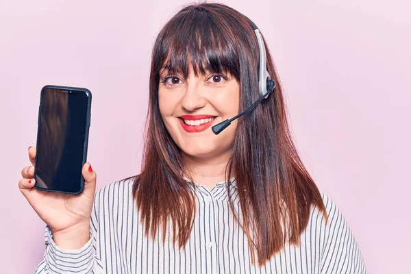 Jovem Mulher Size Vestindo Fone Ouvido Agente Call Center Segurando — Fotografia de Stock