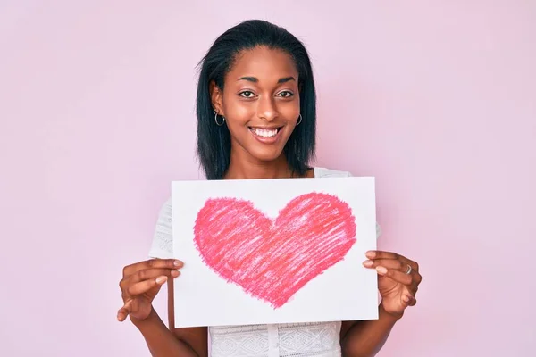 Νεαρή Αφροαμερικανή Που Κρατάει Την Καρδιά Της Ζωγραφίζει Χαμογελώντας Ένα — Φωτογραφία Αρχείου