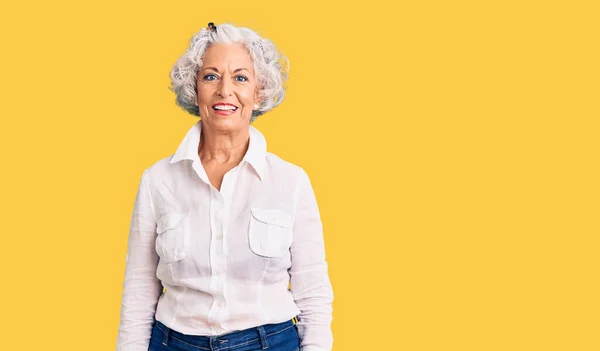 Mulher Cabelos Grisalhos Sênior Vestindo Roupas Casuais Com Sorriso Feliz — Fotografia de Stock