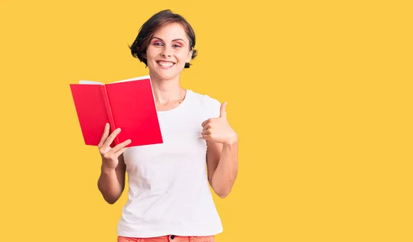 Mulher Bonita Com Cabelo Curto Lendo Livro Sorrindo Feliz Positivo — Fotografia de Stock