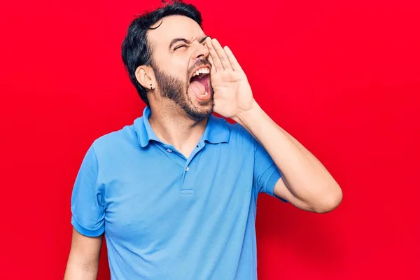 Joven Hispano Vestido Con Ropa Casual Gritando Gritando Fuerte Lado —  Fotos de Stock