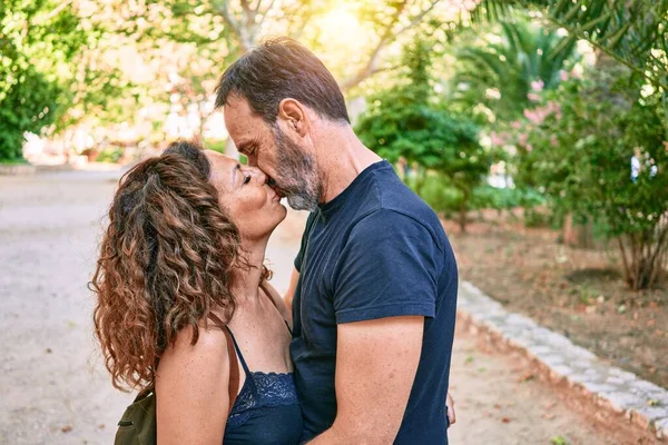 Casal Meia Idade Vestindo Roupas Casuais Beijando Floresta — Fotografia de Stock