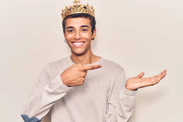 Ung Afrikansk Amercian Man Bär Prins Krona Förvånad Och Ler — Stockfoto