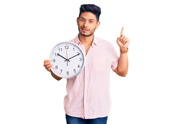 Beau Jeune Homme Latino Américain Tenant Une Grosse Horloge Surpris — Photo