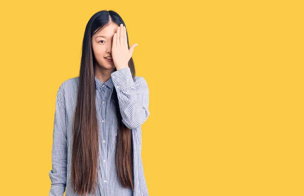 셔츠를 아름다운 여자는 얼굴에 확신에 미소를 놀라운 감정을 느낀다 — 스톡 사진