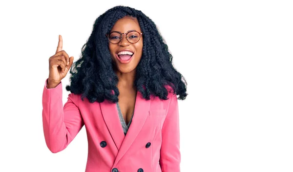 Krásná Africká Američanka Pracovní Bundě Brýlích Ukazující Prstem Nahoru Úspěšným — Stock fotografie