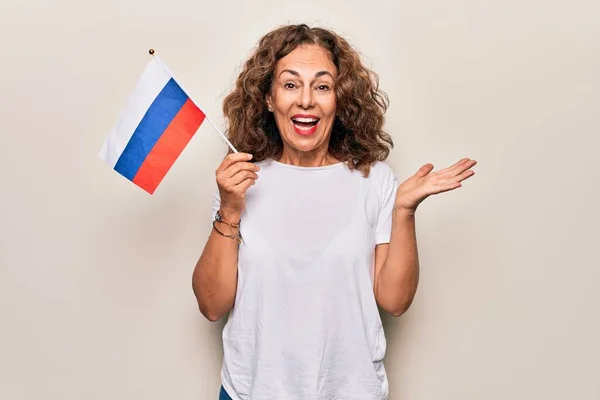 Middelbare Leeftijd Mooie Toeristische Vrouw Met Russische Vlag Geïsoleerde Witte — Stockfoto