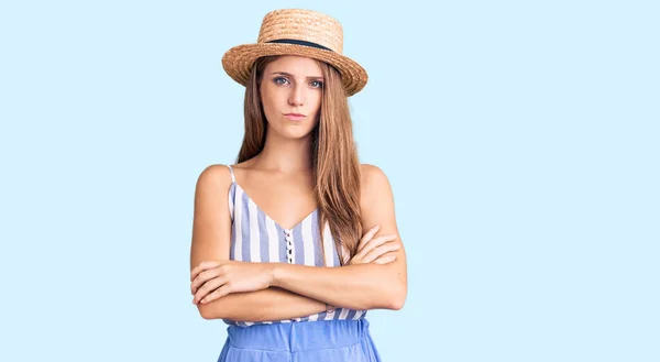 Yazlık Şapkalı Kuşkucu Gergin Genç Sarışın Bir Kadın Yüzünde Çapraz — Stok fotoğraf