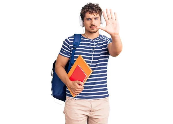 Jonge Knappe Man Met Krullend Haar Vasthouden Student Rugzak Boeken — Stockfoto