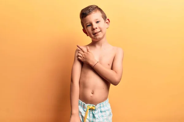Mayo Giyen Sevimli Sarışın Çocuk Gülümsüyor Eli Parmağı Yana Doğru — Stok fotoğraf