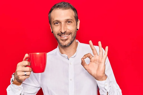 Ung Stilig Man Som Håller Kaffe Gör Tecken Med Fingrar — Stockfoto