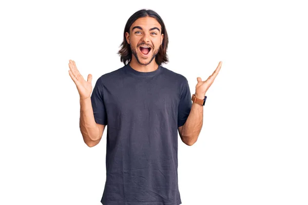 Jovem Homem Bonito Vestindo Roupas Casuais Celebrando Vitória Com Sorriso — Fotografia de Stock