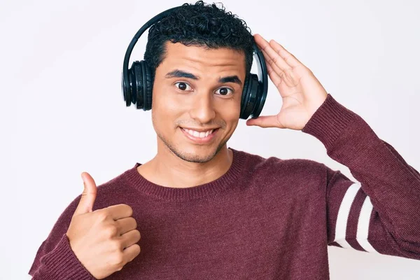 Joven Hombre Hispano Guapo Escuchando Música Usando Auriculares Sonriendo Feliz — Foto de Stock