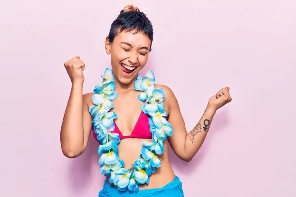 Jeune Femme Portant Bikini Hawaiian Lei Très Heureux Excité Faire — Photo