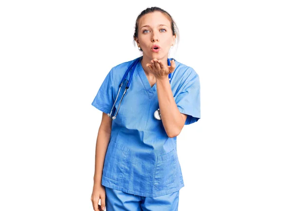 Ung Vacker Blond Kvinna Klädd Läkare Uniform Och Stetoskop Tittar — Stockfoto