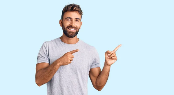 Jonge Spaanse Man Casual Kleding Glimlachend Kijkend Naar Camera Wijzend — Stockfoto