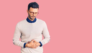 Yakışıklı, zarif kıyafetler giyen ve eli karnında gözlük takan genç bir İspanyol adam. Çünkü hazımsızlık, acı verici bir hastalık ve kendini iyi hissetmiyor. Ağrı kavramı. 