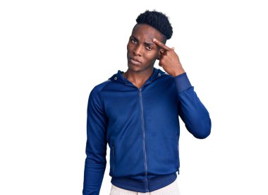Genç Afro-Amerikan erkek spor giysisi giyiyor. Alnındaki sivilceden mutsuz, siyah noktalı çirkin bir enfeksiyon. sivilce ve deri problemi 