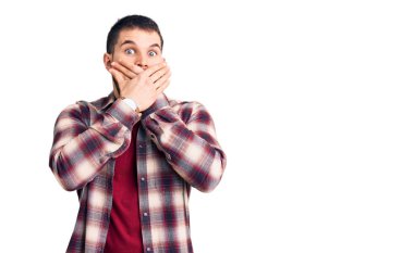 Gündelik tişört giyen genç yakışıklı adam yanlışlıkla elleri ile ağzını kapatırken şok oldu. gizli kavram. 