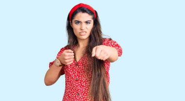 Esmer genç kız yaz elbisesi giyiyor. Yumruk yumruğa dövüşüyor, agresif ve öfkeli saldırı, tehdit ve şiddet. 