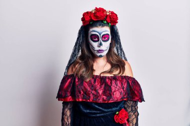 Genç bir kadın ölü kostümünü beyaz görünümlü, uykulu ve yorgun, yorgunluktan yorgun, akşamdan kalma, tembel bakışlı bir kadın giyer.. 