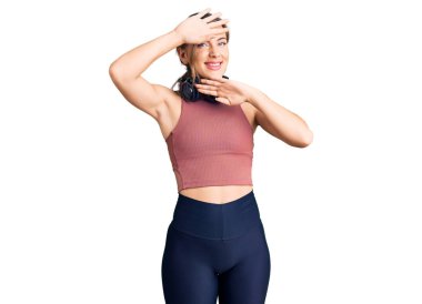 Güzel beyaz kadın spor kıyafetleri giyiyor ve kulaklık takıyor. Gülümsüyor, gülümsüyor ve elleriyle dikizliyordu. Şaşırdım ve çıktım. 