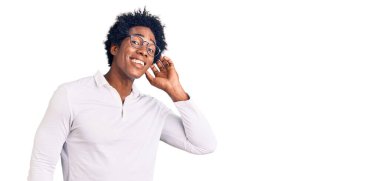 Afro saçlı, sıradan giyinmiş ve gözlüklü yakışıklı Afro-Amerikan bir adam. Kulağı kulağında gülümseyen, dedikoduları ve dedikoduları dinleyen. Sağırlık kavramı. 