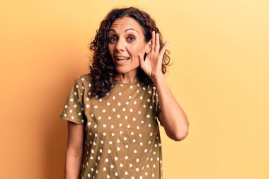 Orta yaşlı, güzel bir kadın. Günlük tişört giyiyor. Kulağı kulağında gülümsüyor, dedikodu ya da dedikoduları dinliyor. Sağırlık kavramı. 