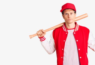 Beyzbol oynayan yakışıklı bir genç beysbol sopası ve top tutan düşünceli bir adam ve ayık bir yüz ifadesi olan kendine güvenen biri. 