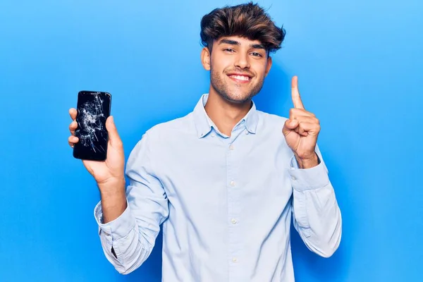 Kırık Akıllı Telefon Tutan Genç Spanyol Adam Kırık Ekranı Gösteriyor — Stok fotoğraf
