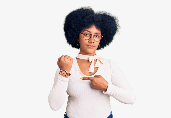 Jovem Afro Americana Vestindo Roupas Casuais Óculos Com Pressa Apontando — Fotografia de Stock