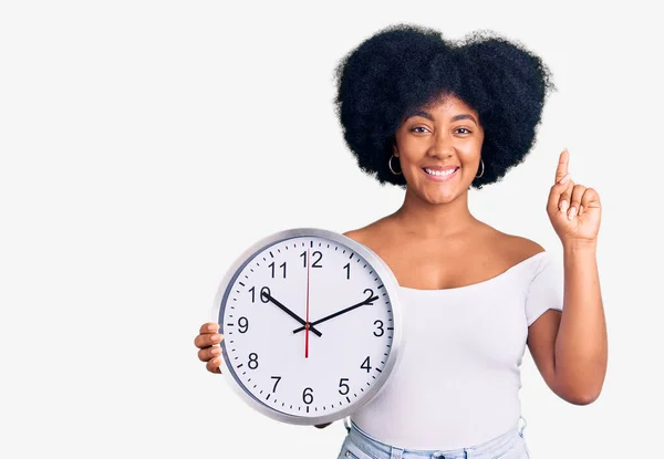 Молода Афроамериканська Дівчина Яка Тримає Великий Годинник Здивована Ідеєю Або — стокове фото