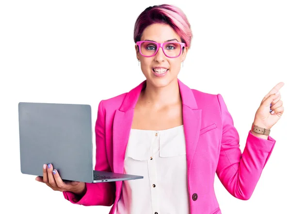 Junge Schöne Frau Mit Rosa Haaren Brille Laptop Lächelnd Glücklich — Stockfoto