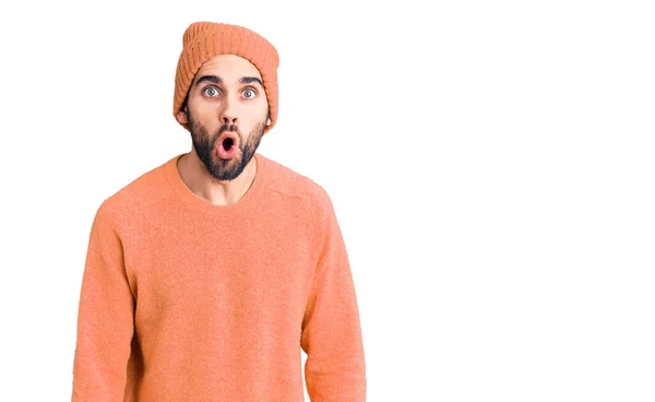 Pemuda Tampan Dengan Jenggot Mengenakan Sweater Kasual Dan Topi Wol — Stok Foto