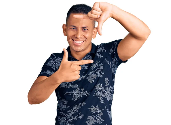 Homem Latino Bonito Jovem Vestindo Roupas Casuais Sorrindo Fazendo Moldura — Fotografia de Stock