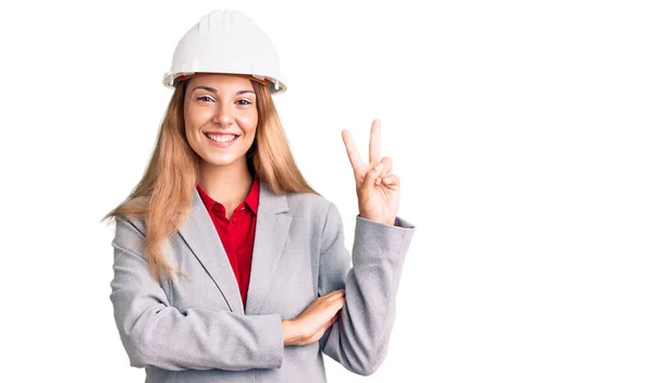 Bella Giovane Donna Che Indossa Hardhat Architetto Sorridente Con Volto — Foto Stock