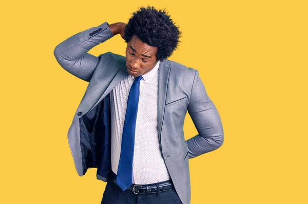 Hombre Afroamericano Guapo Con Pelo Afro Usando Chaqueta Negocios Sufriendo —  Fotos de Stock