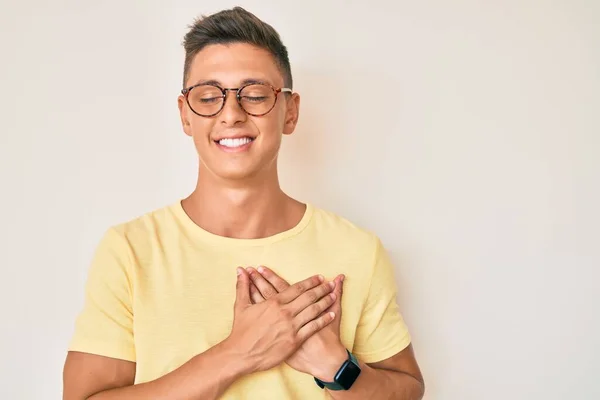 Jovem Hispânico Vestindo Roupas Casuais Óculos Sorrindo Com Mãos Peito — Fotografia de Stock