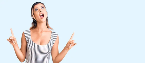 Young Beautiful Woman Wearing Casual Dress Amazed Surprised Looking Pointing — Stock Photo, Image